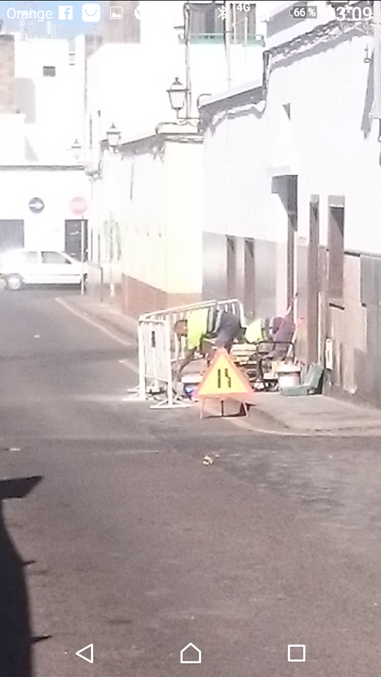 Aguas fecales en la calle Daute