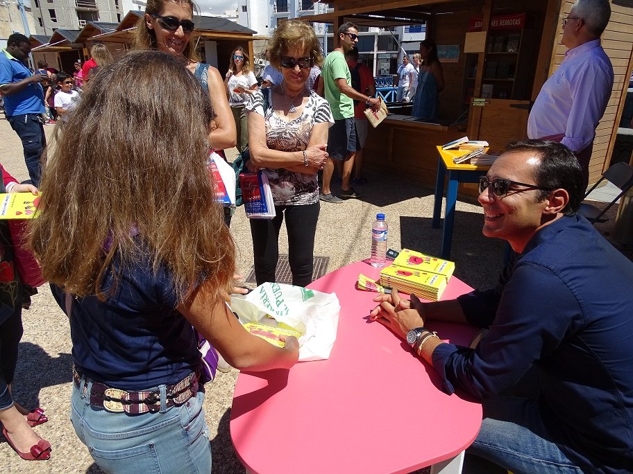 Víctor Álamo de la Rosa firmando 2