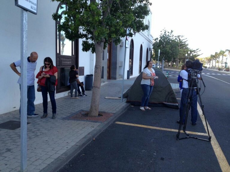Mujer acampada a la puerta del ayuntamiento 2