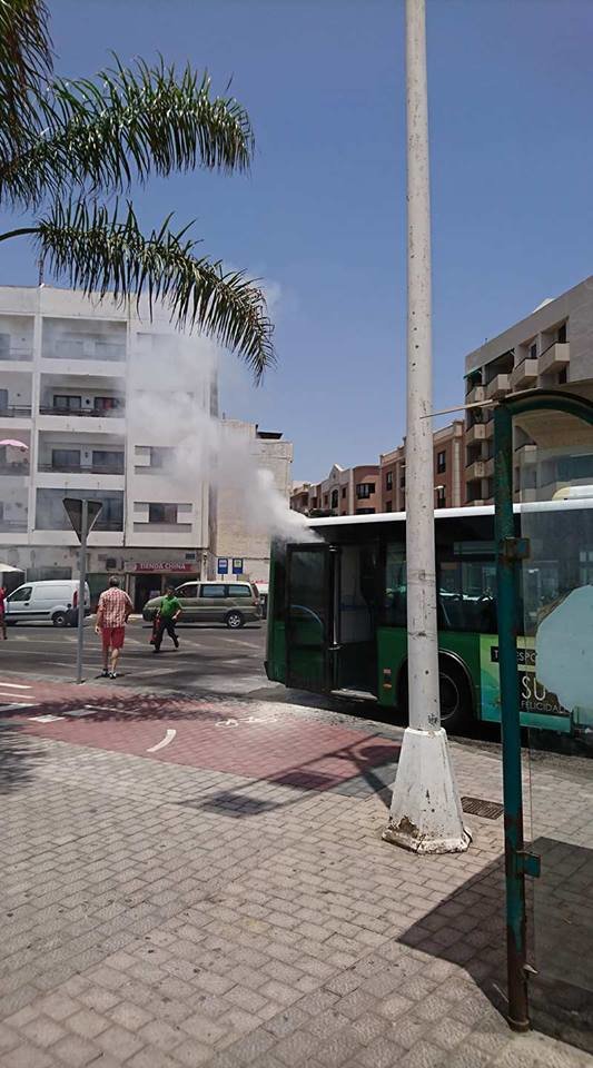 Guagua incendiada en El Reducto 3