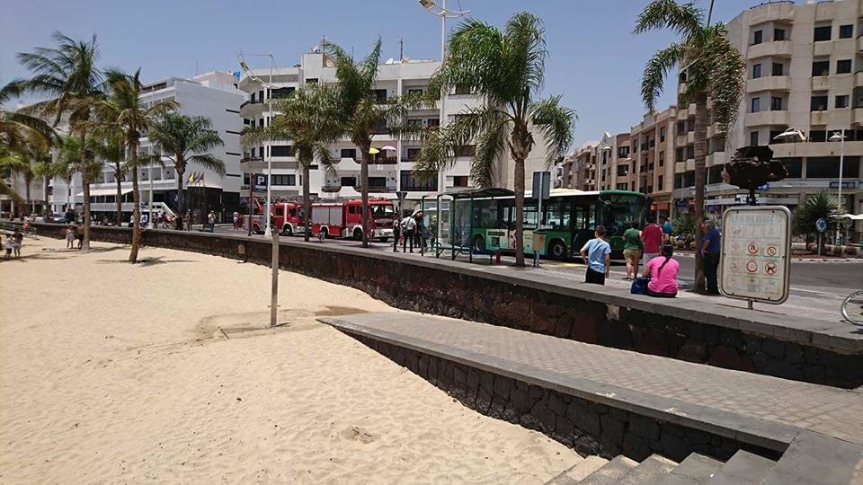 Guagua incendiada en El Reducto 4