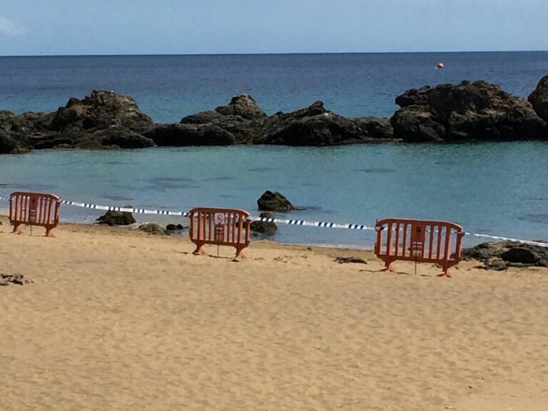Cerrada al baño la Playa Chica