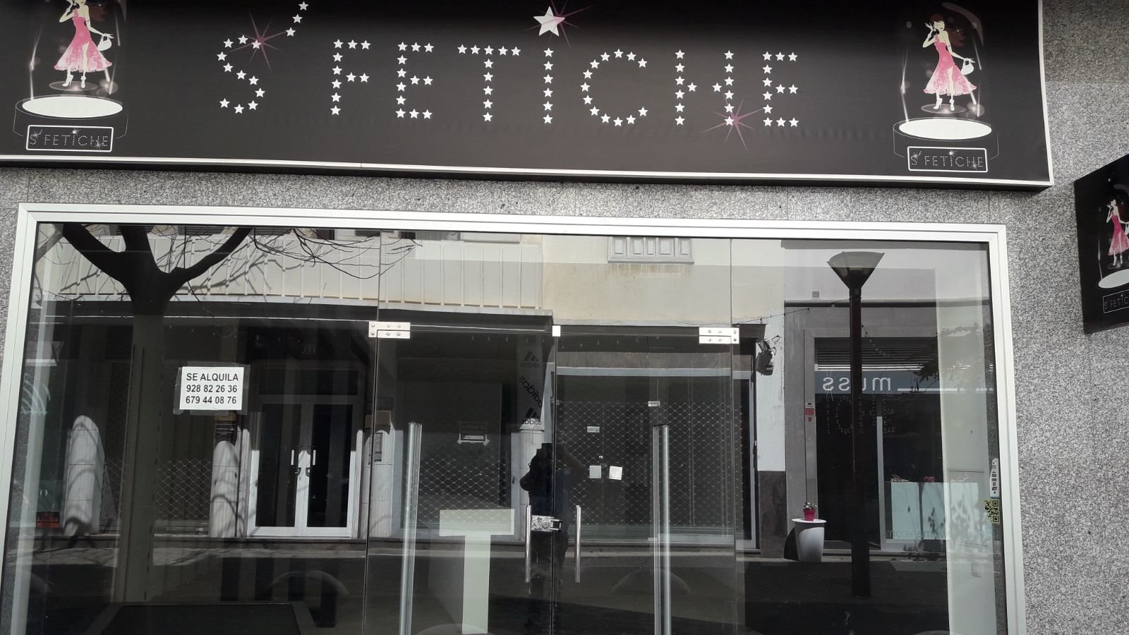 Comercio cerrado en calle Canalejas 2