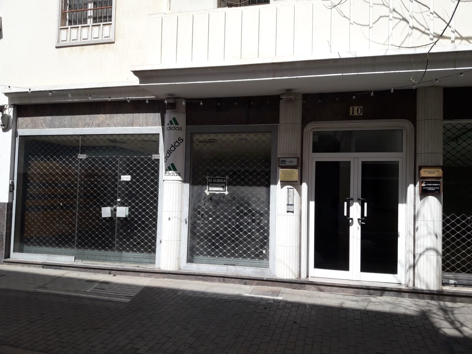 Comercio cerrado en calle Canalejas 3