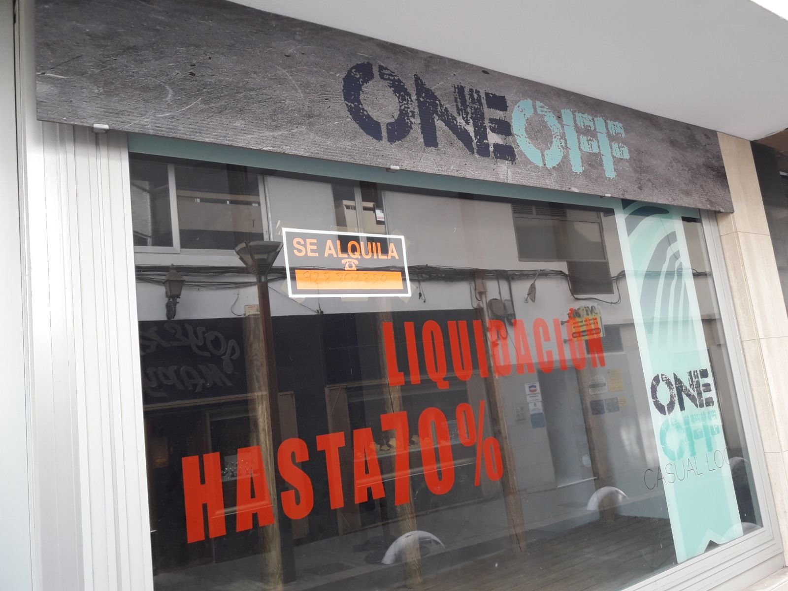 Comercio cerrado en calle Canalejas 6