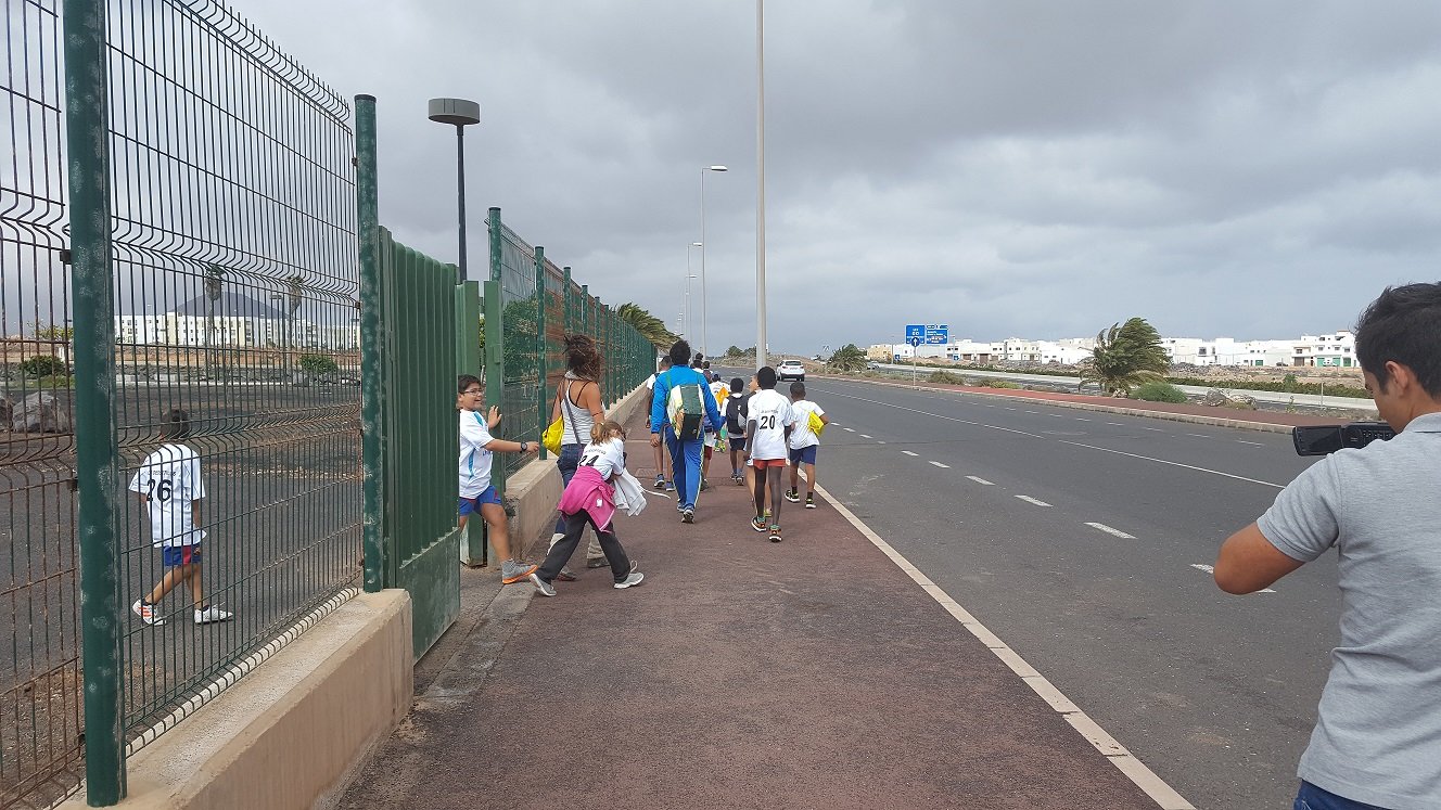 Los niños de Argana caminando en dirección a Altavista 1