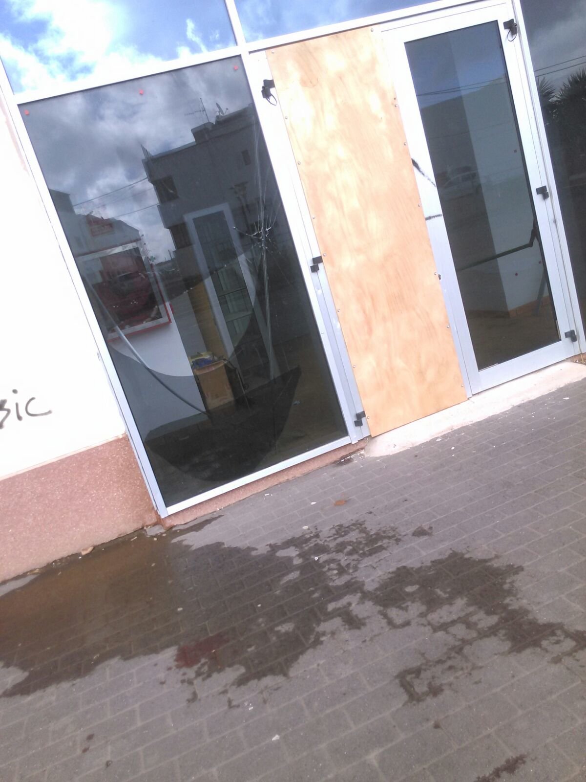 Rastro de sangre tras cortarse un niño en el Pabellón de Argana