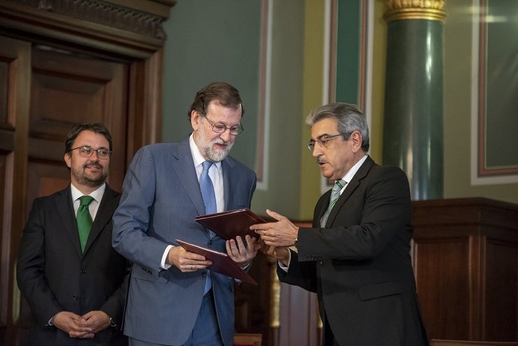 Román Rodríguez y Mariano Rajoy durante la firma del Acuerdo