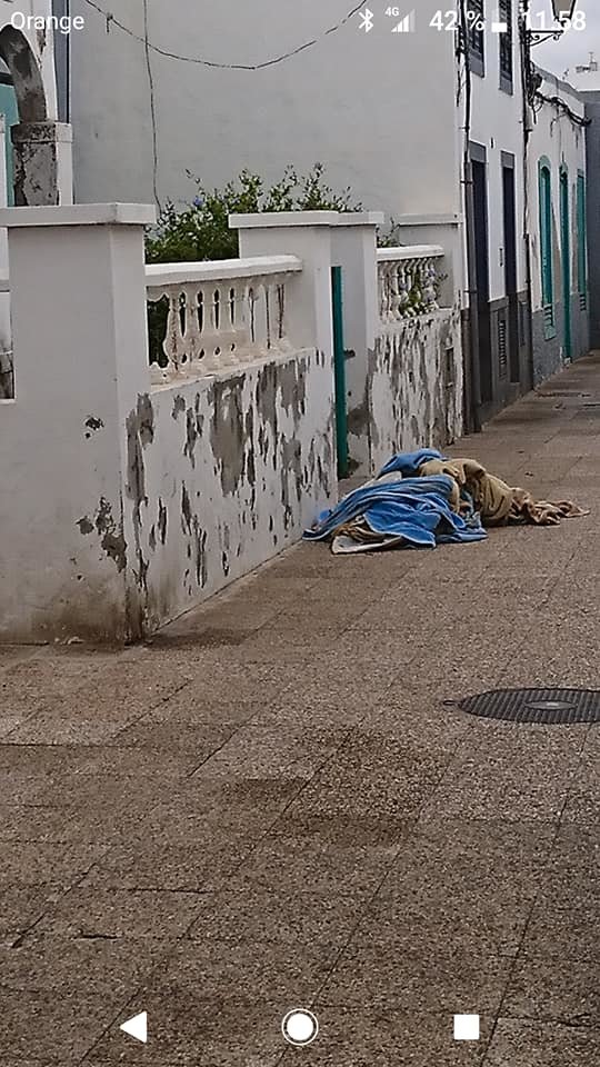 Indigentes durmiendo en la trasera de la Policía Local 2