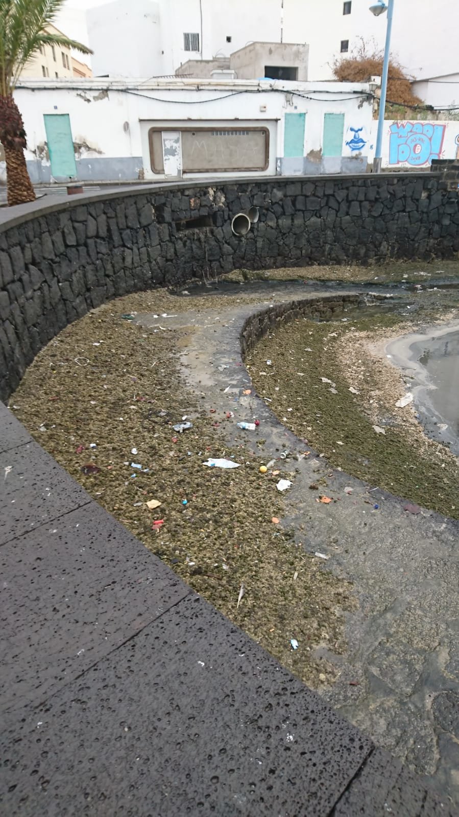 Aguas fecales en el Charco