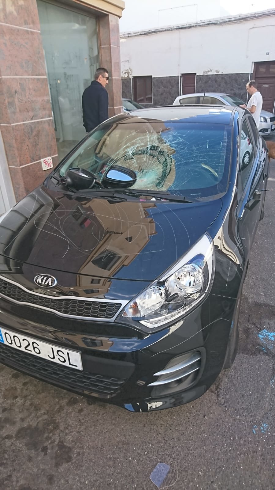 Coche destrozado en la calle La Porra