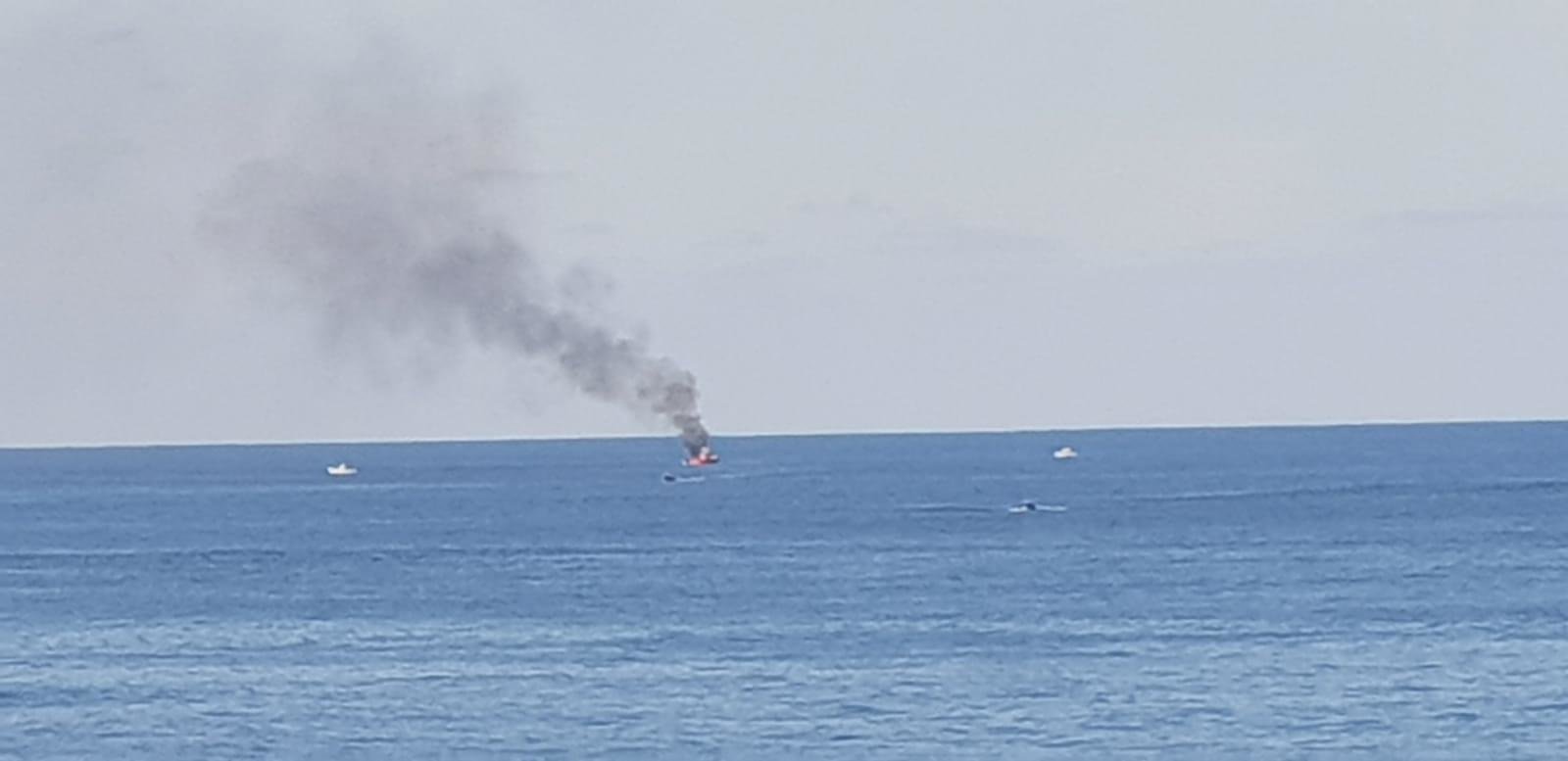 Velero incendiado