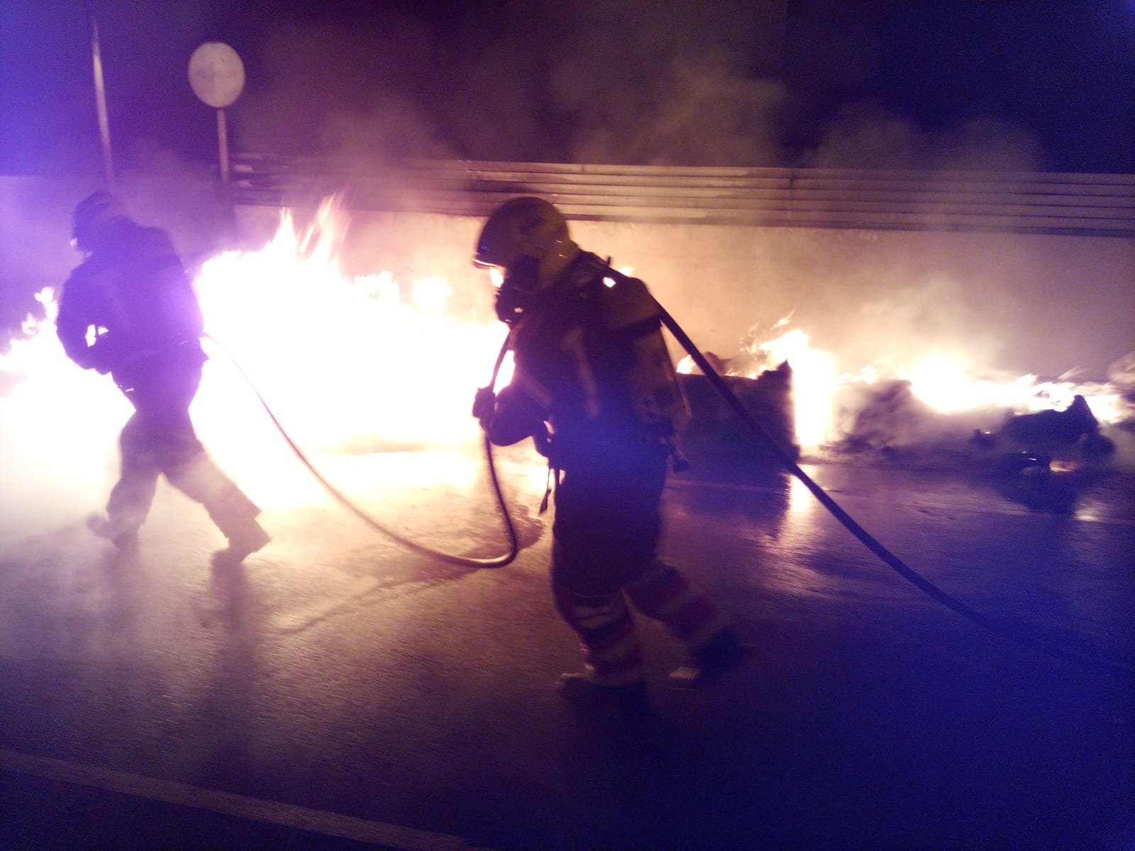 4 contenedores ardiendo en Playa Honda