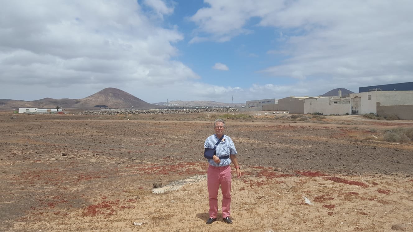 Andrés Medina con Hormiconsa al fondo
