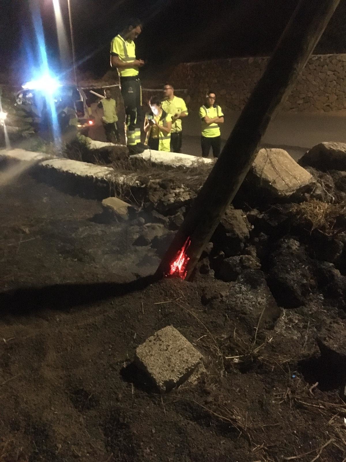Poste caído tras un incendio 2