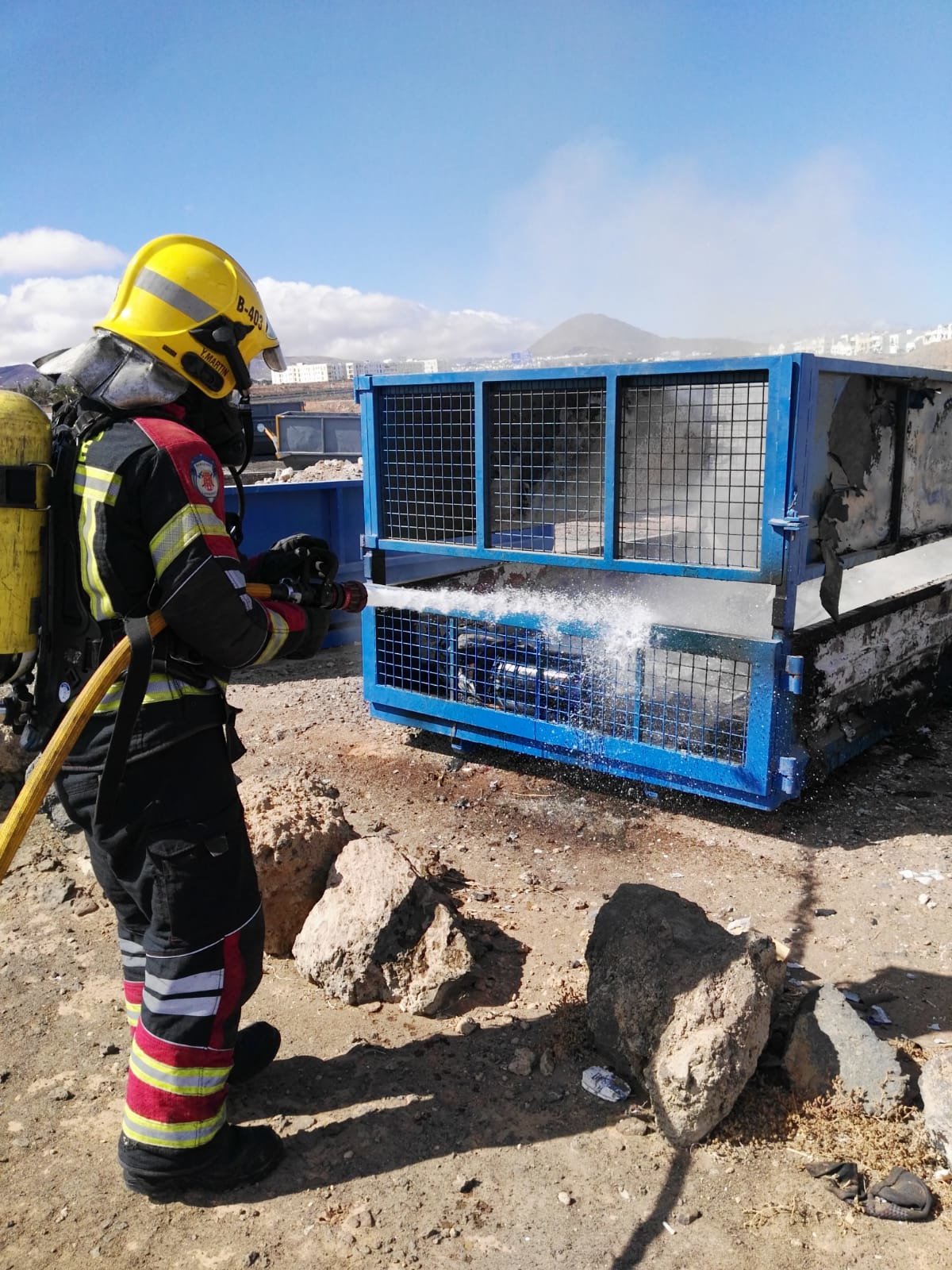 Contenedor de obras incendiado