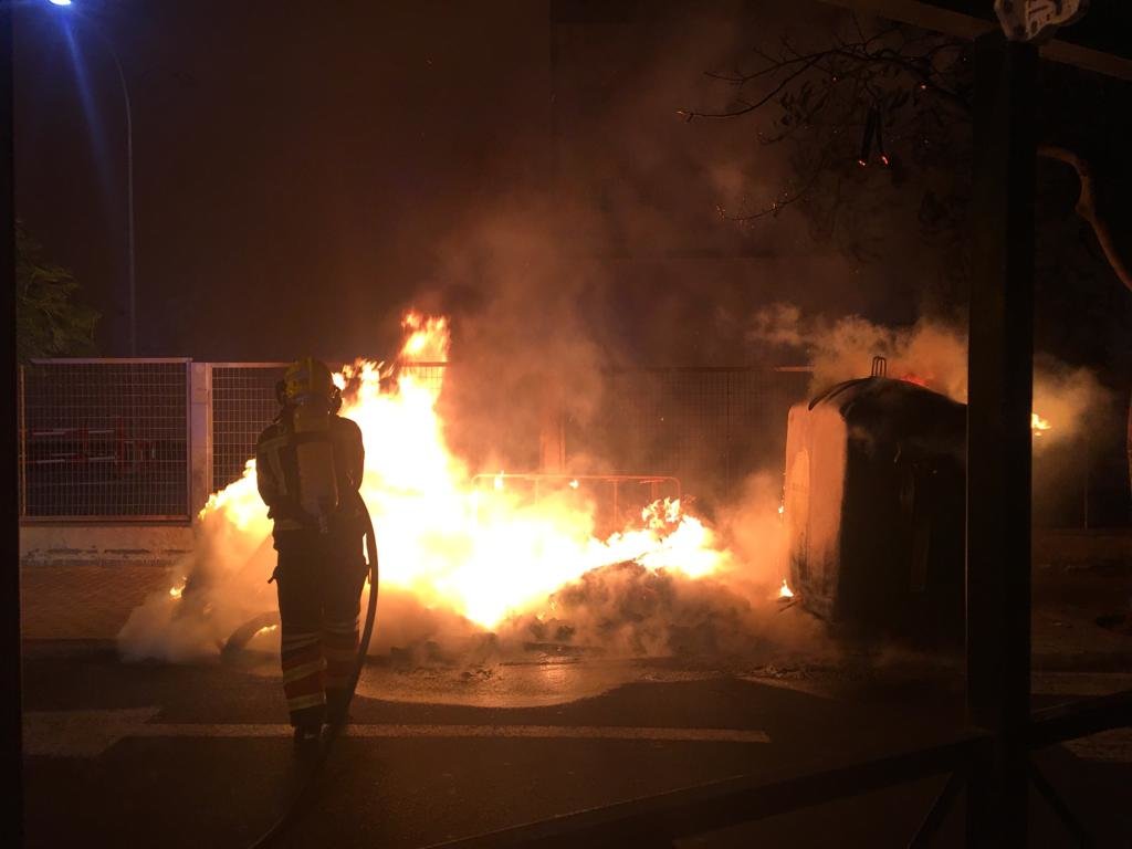 Incendio de contenedor en calle Elguinaguaria