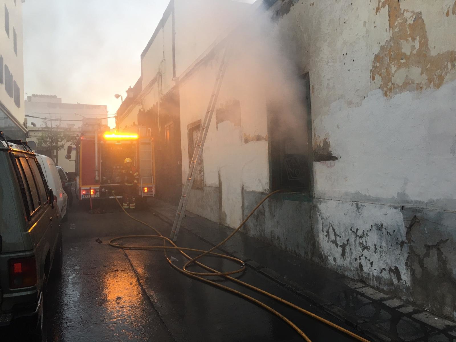Incendio de vivienda en calle Democracia