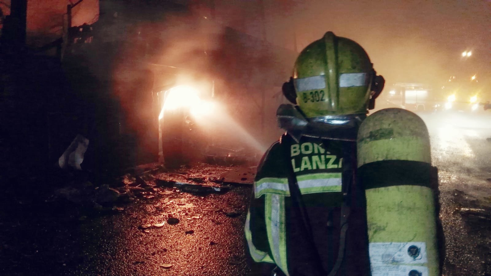 Incendio de guagua en Playa Honda