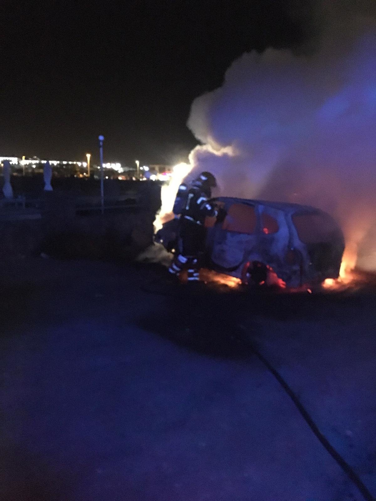 Vehículo ardiendo en Playa Blanca