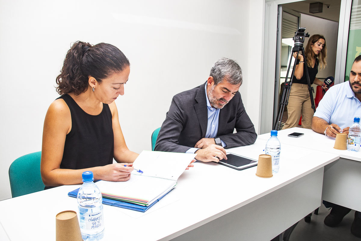 C.C. clavijo y Samuel, en la cámara de comerio con caja siete_15