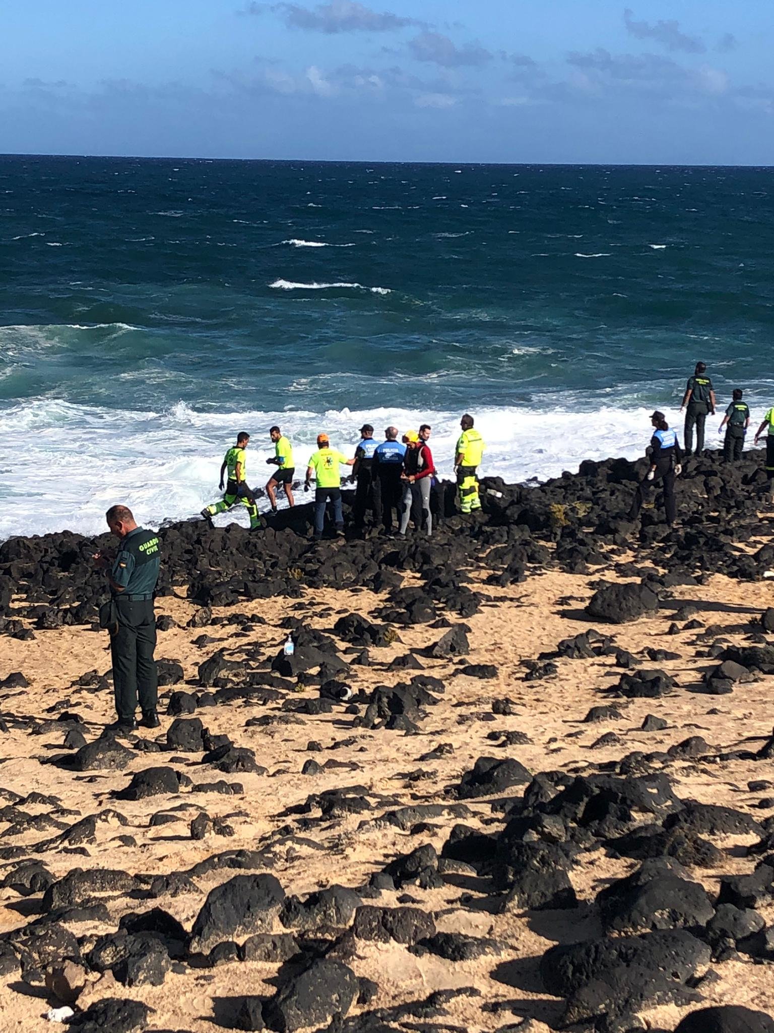 Rescate de los tripulantes de la patera volcada