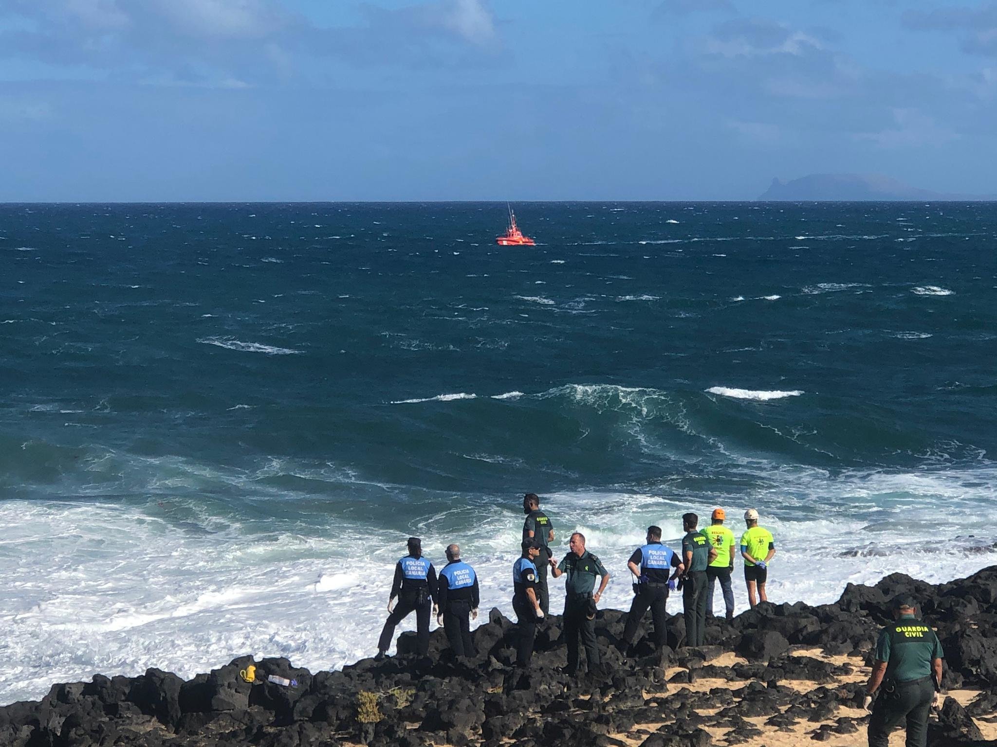 Rescate de los tripulantes de la patera volcada 2