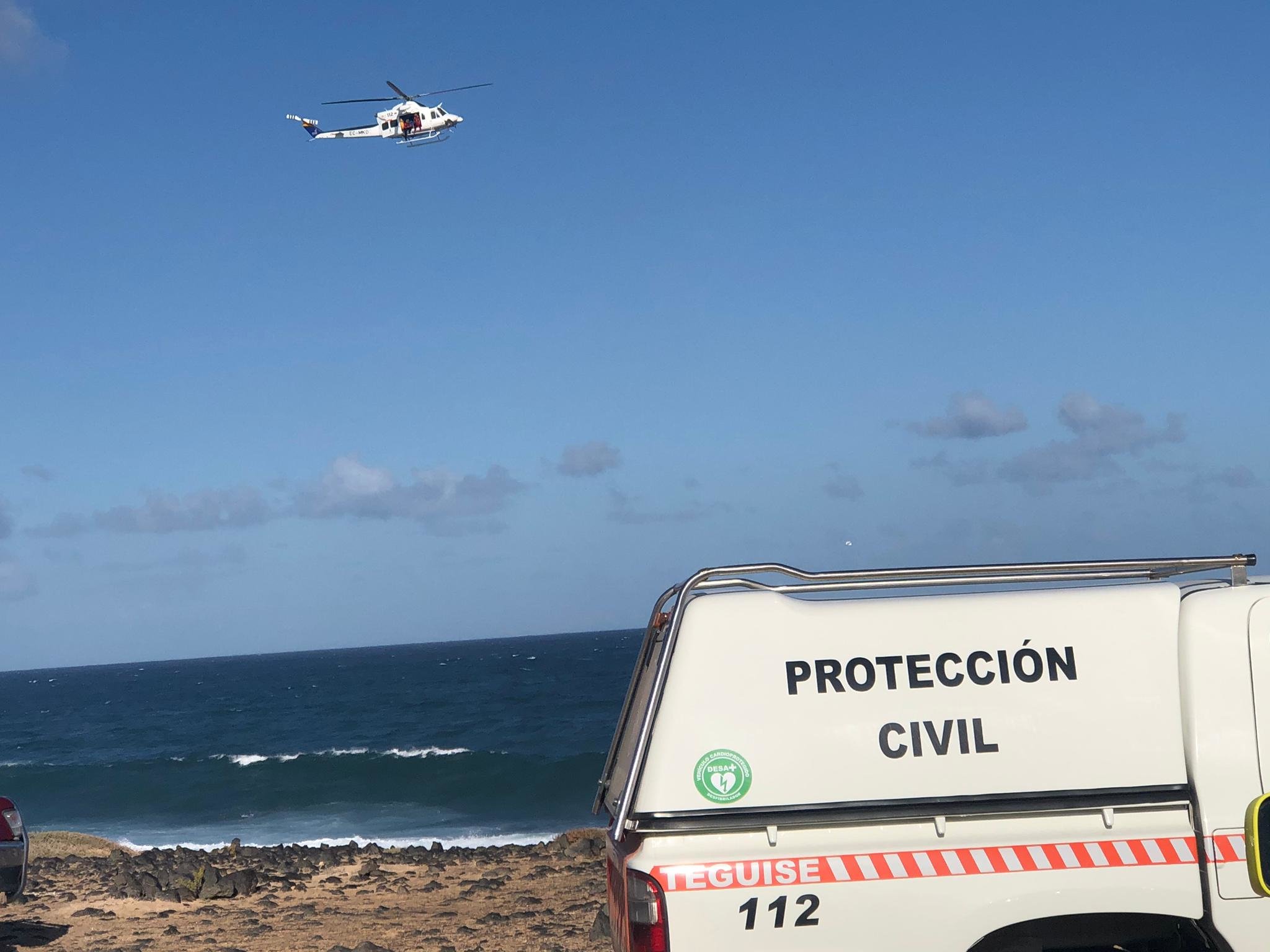 Rescate de los tripulantes de la patera volcada 3