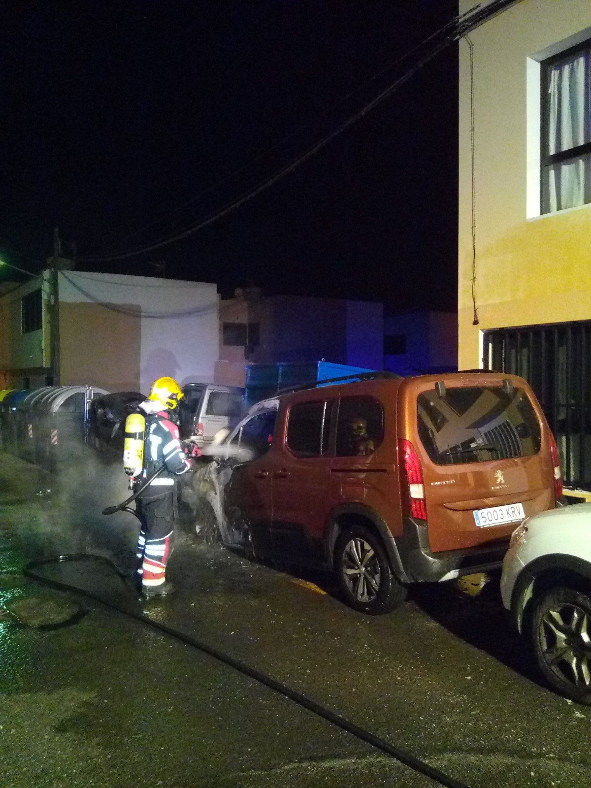 Contenedor y vehículo incendiados en Luján Pérez 2