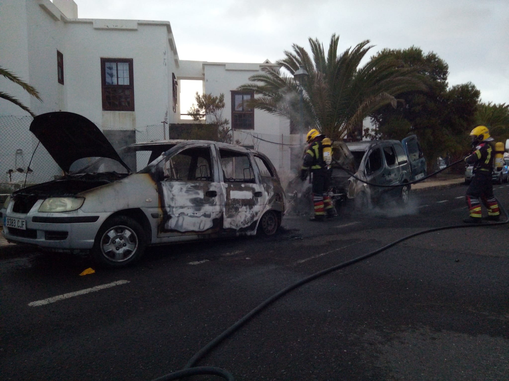 Vehículos ardiendo en Costa Teguise