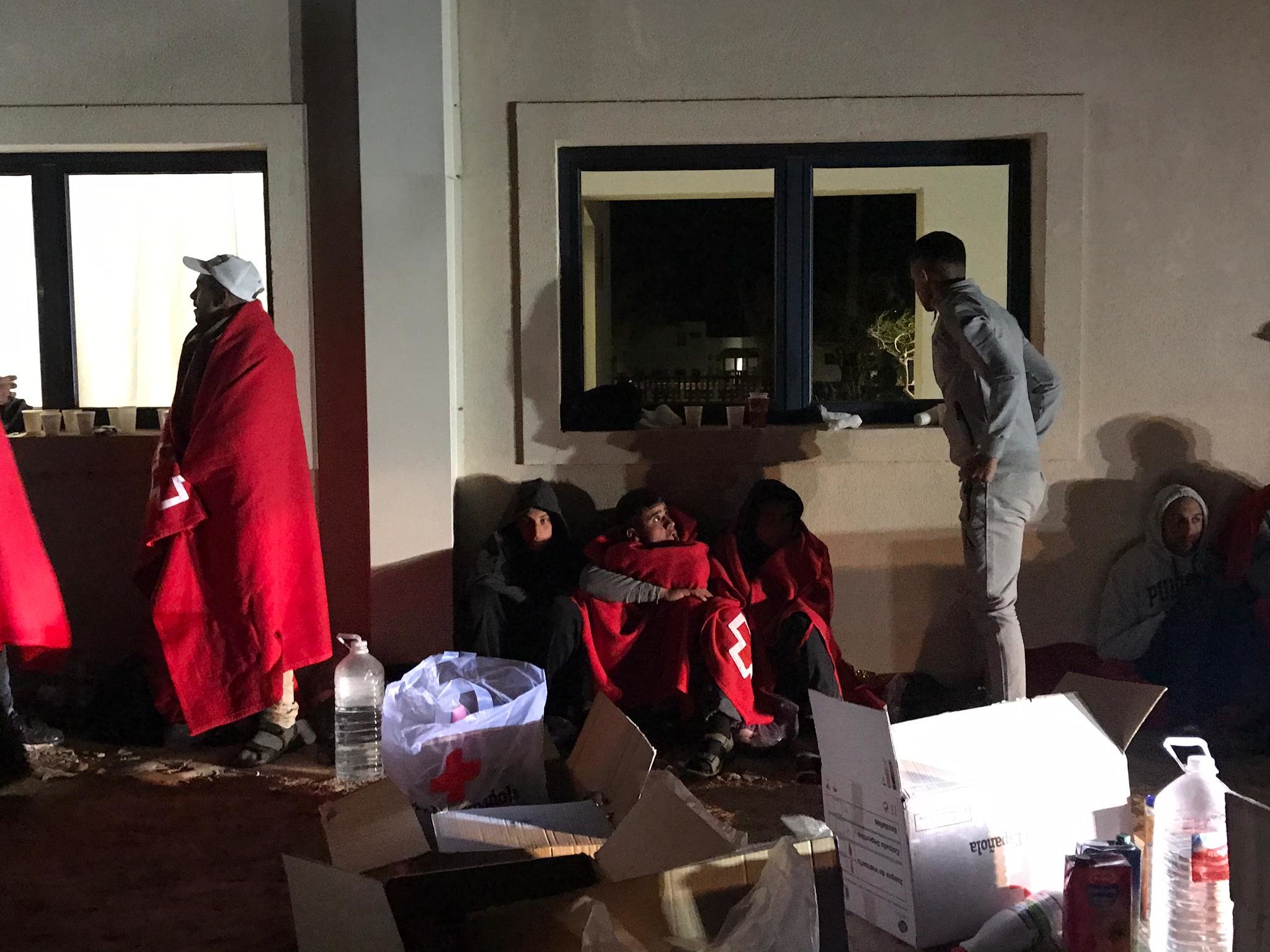 Inmigrantes evacuados a Puerto Naos 2