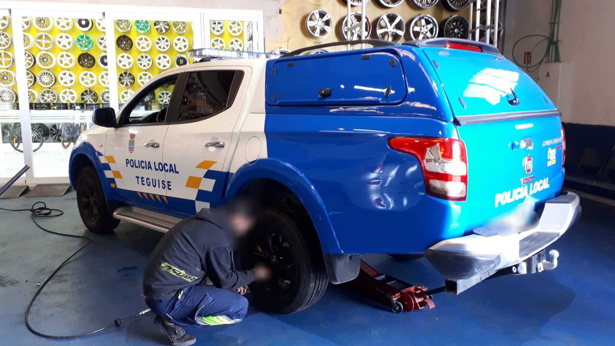 Cambio de ruedas coche policía
