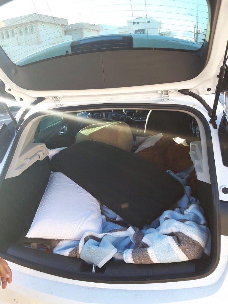 Interior del coche donde malvive 3