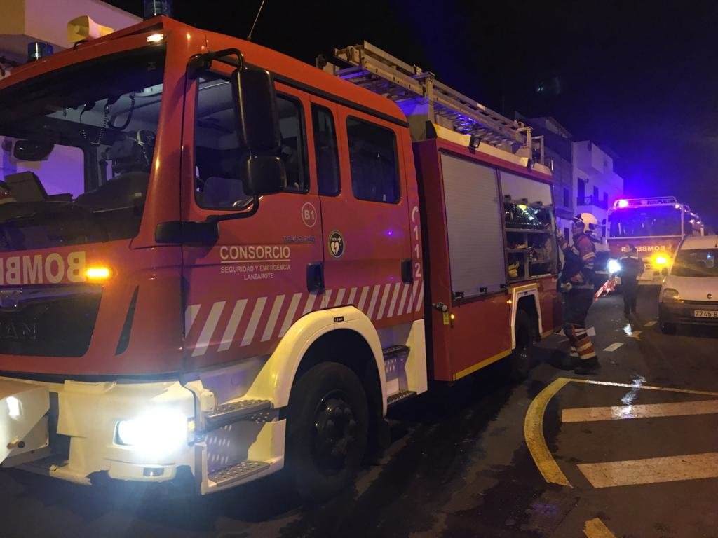 Incendiada una carpintería en Arrecife 2