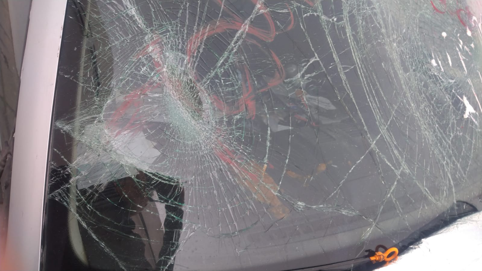 Coches destrozados en calle La Porra
