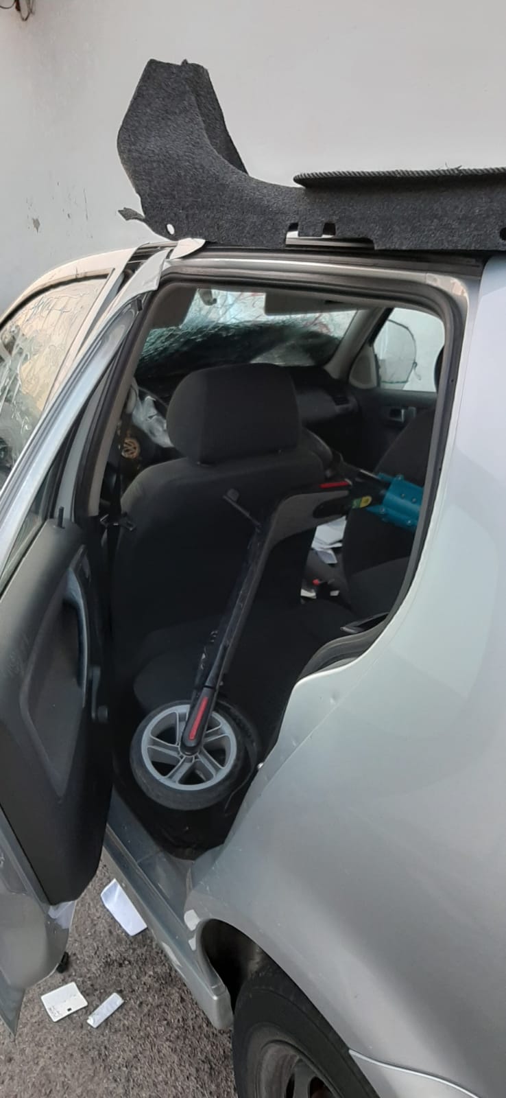Coches destrozados en calle La Porra 2