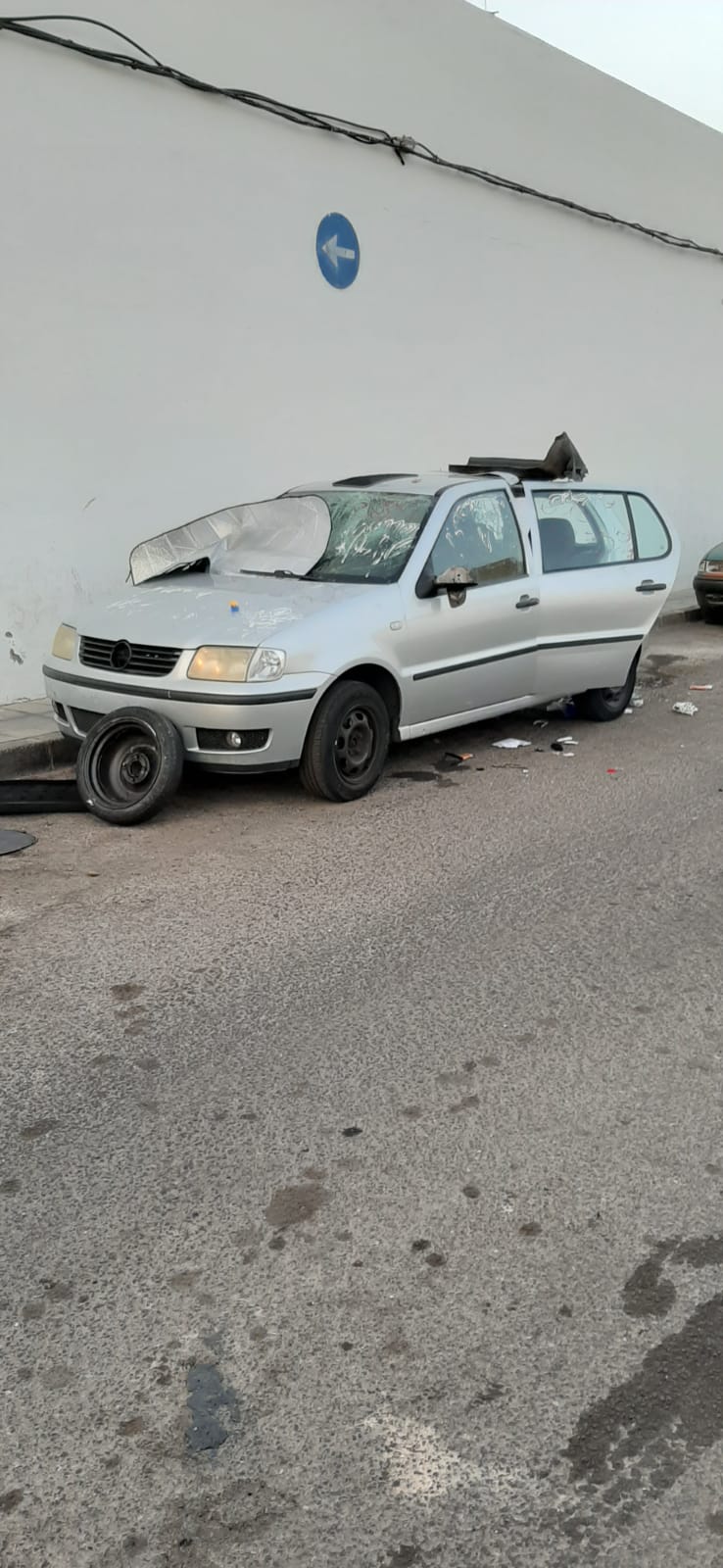 Coches destrozados en calle La Porra 5
