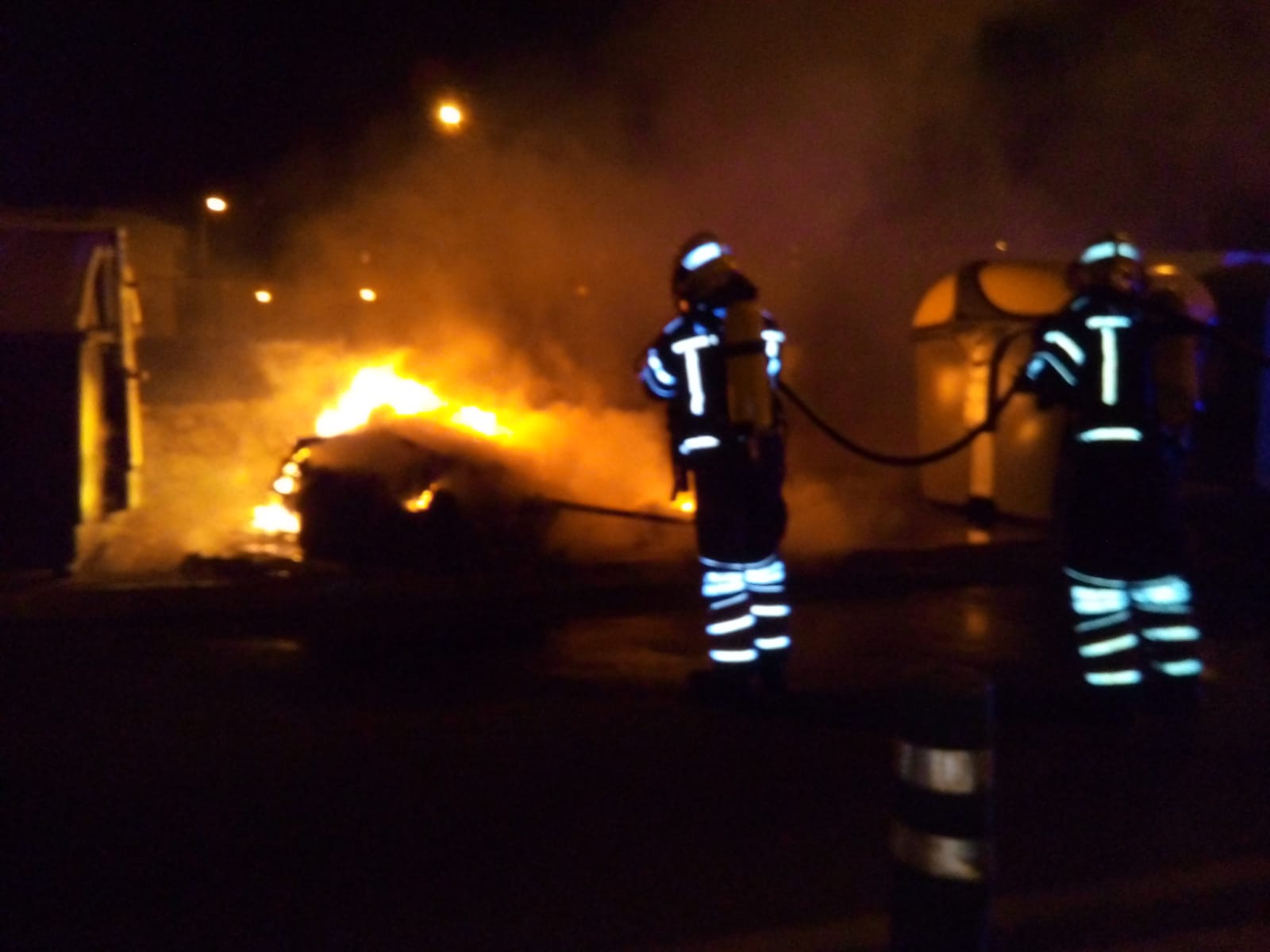 Otro contenedor incendiado