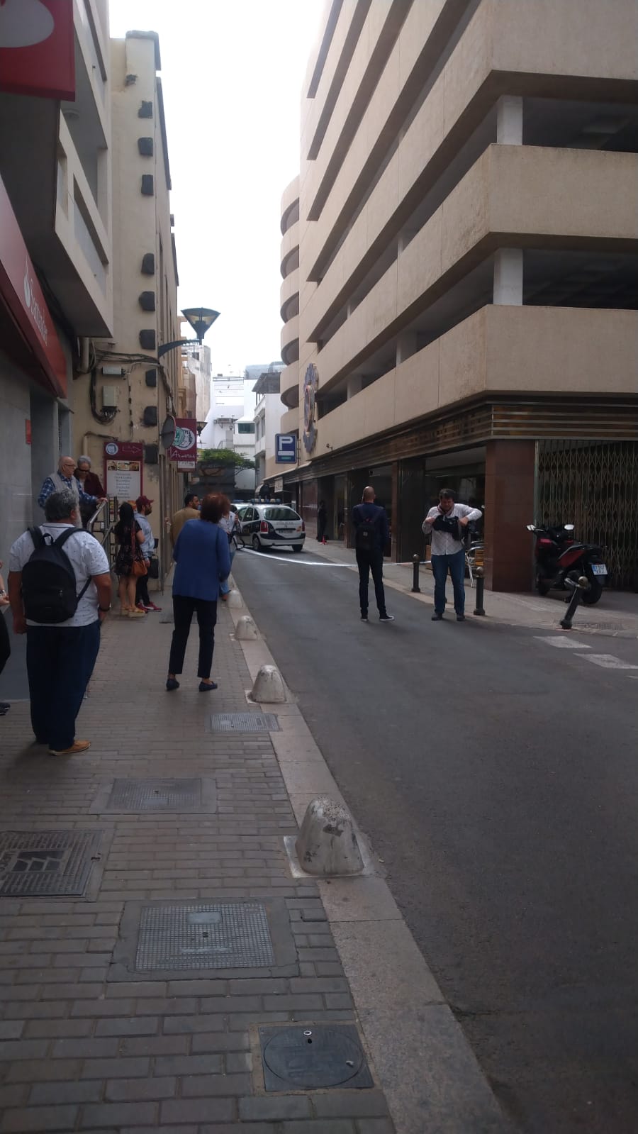 Una mujer cayó de lo alto del parking