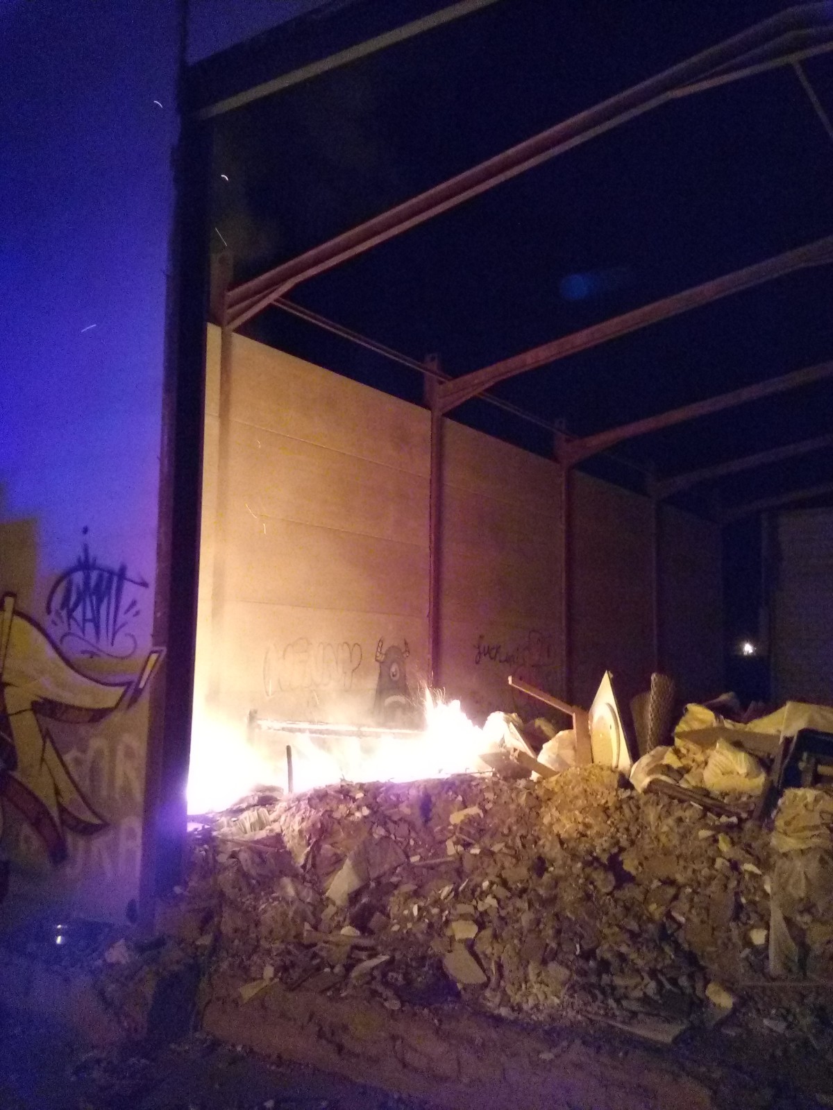 Incendio en una nave abandonada 2