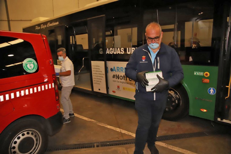 Entrega de mascarillas para usuarios del transporte público