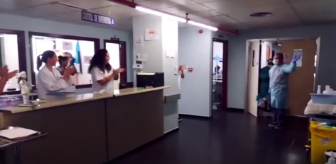 Aplausos al vecino de Haría que le dieron el alta