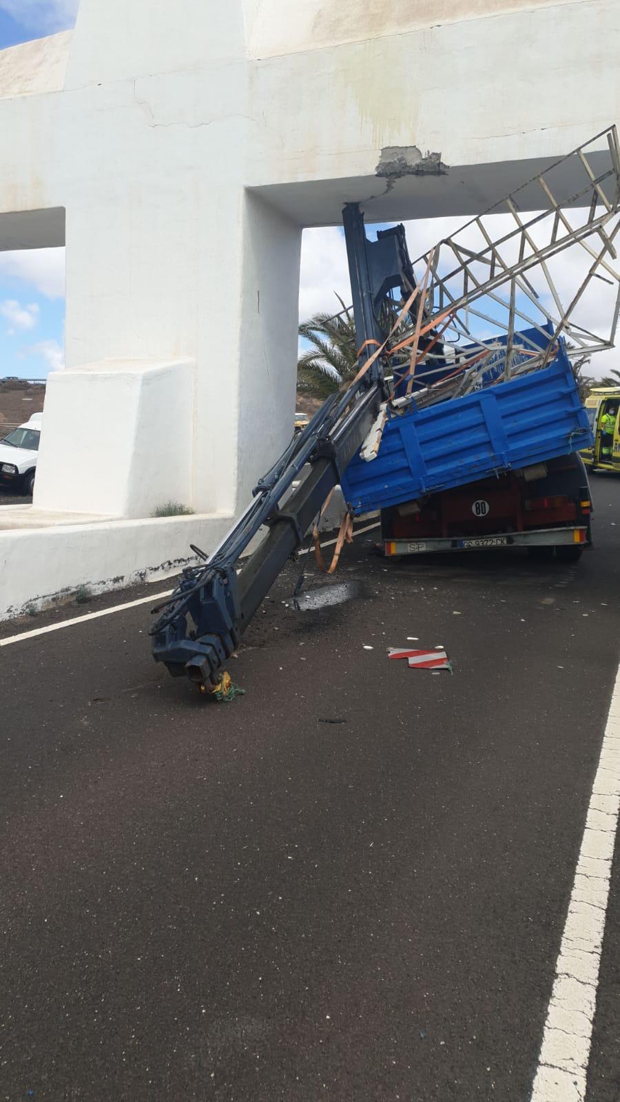 Camión atascado en el arco de Costa Teguise 2
