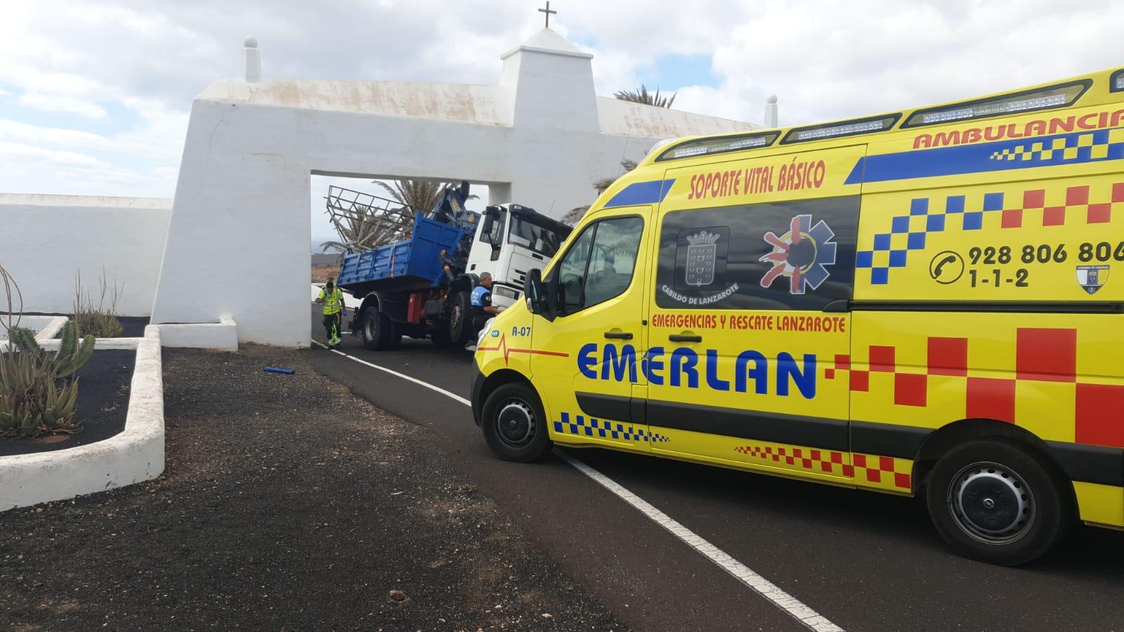Camión atascado en el arco de Costa Teguise
