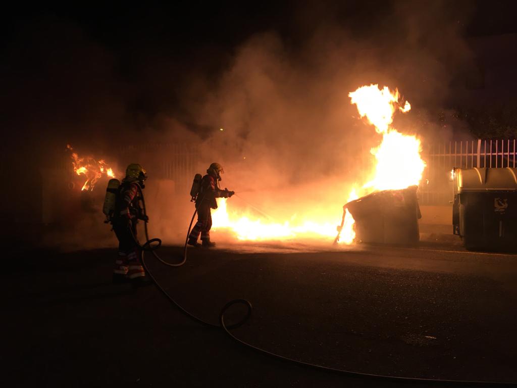 5 contenedores arrasados por el fuego 2