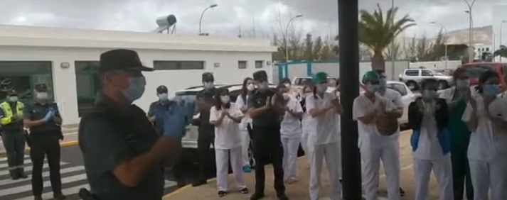Aplausos de guardias civiles y sanitarios