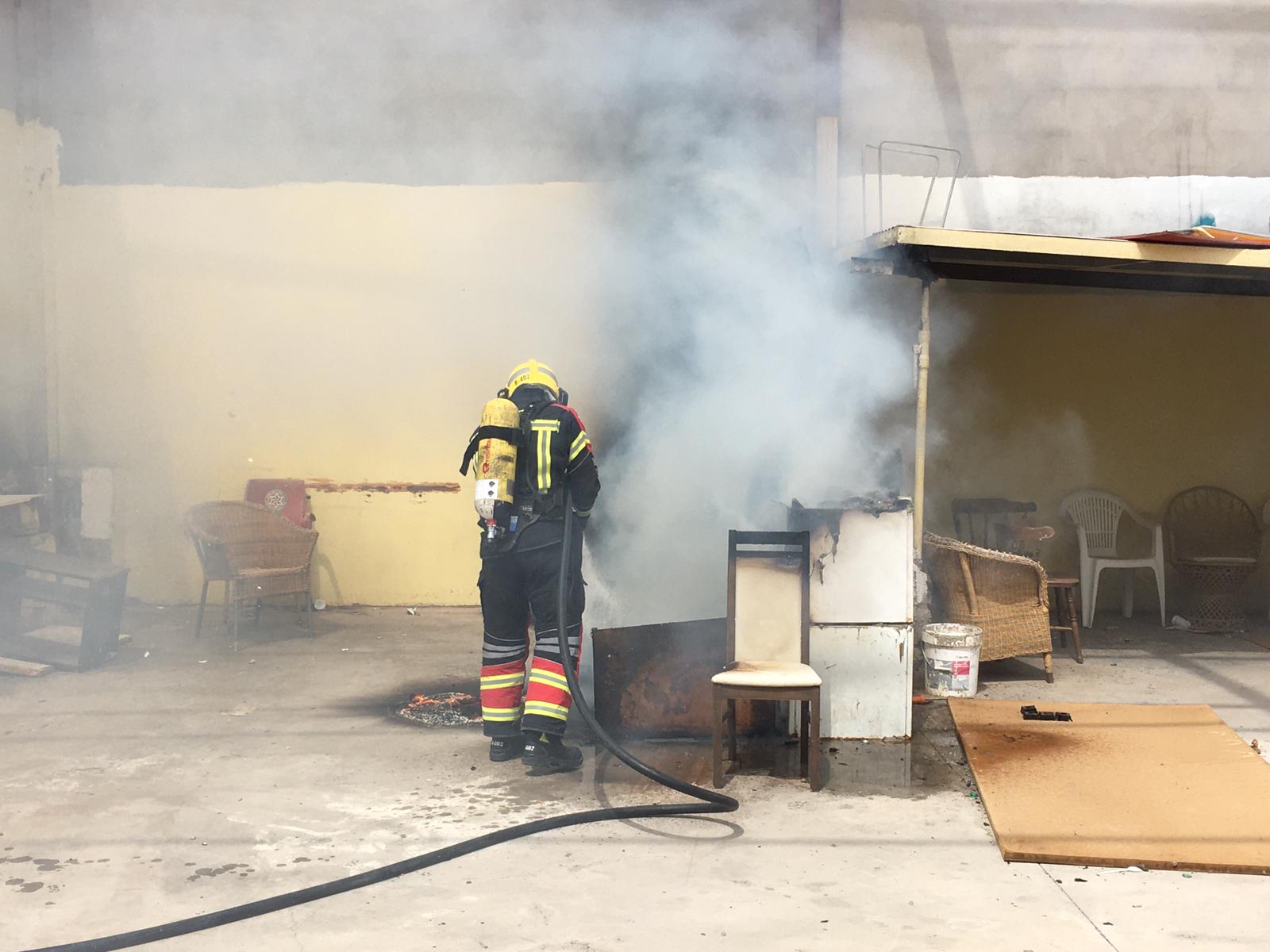 Incendio en una nave de la calle Trillo 2