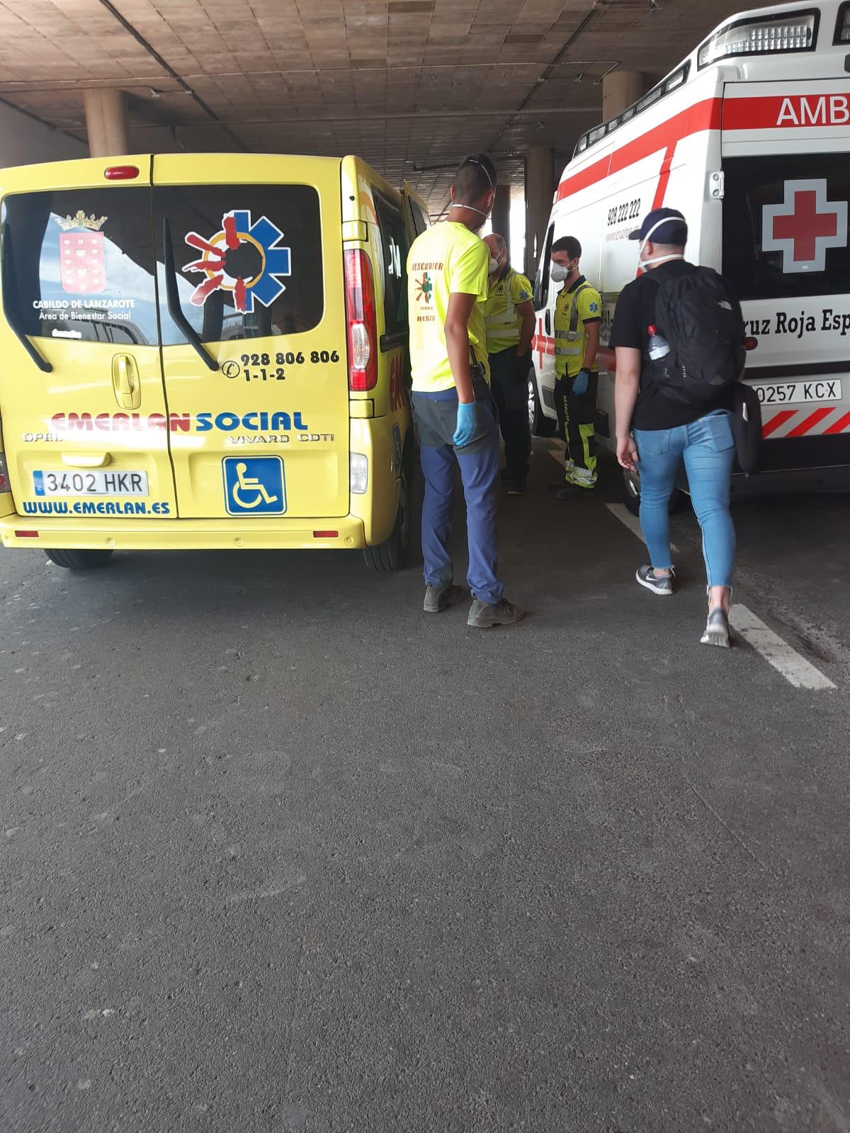 Efectivos de EMERLAN recogiendo a los pasajeros