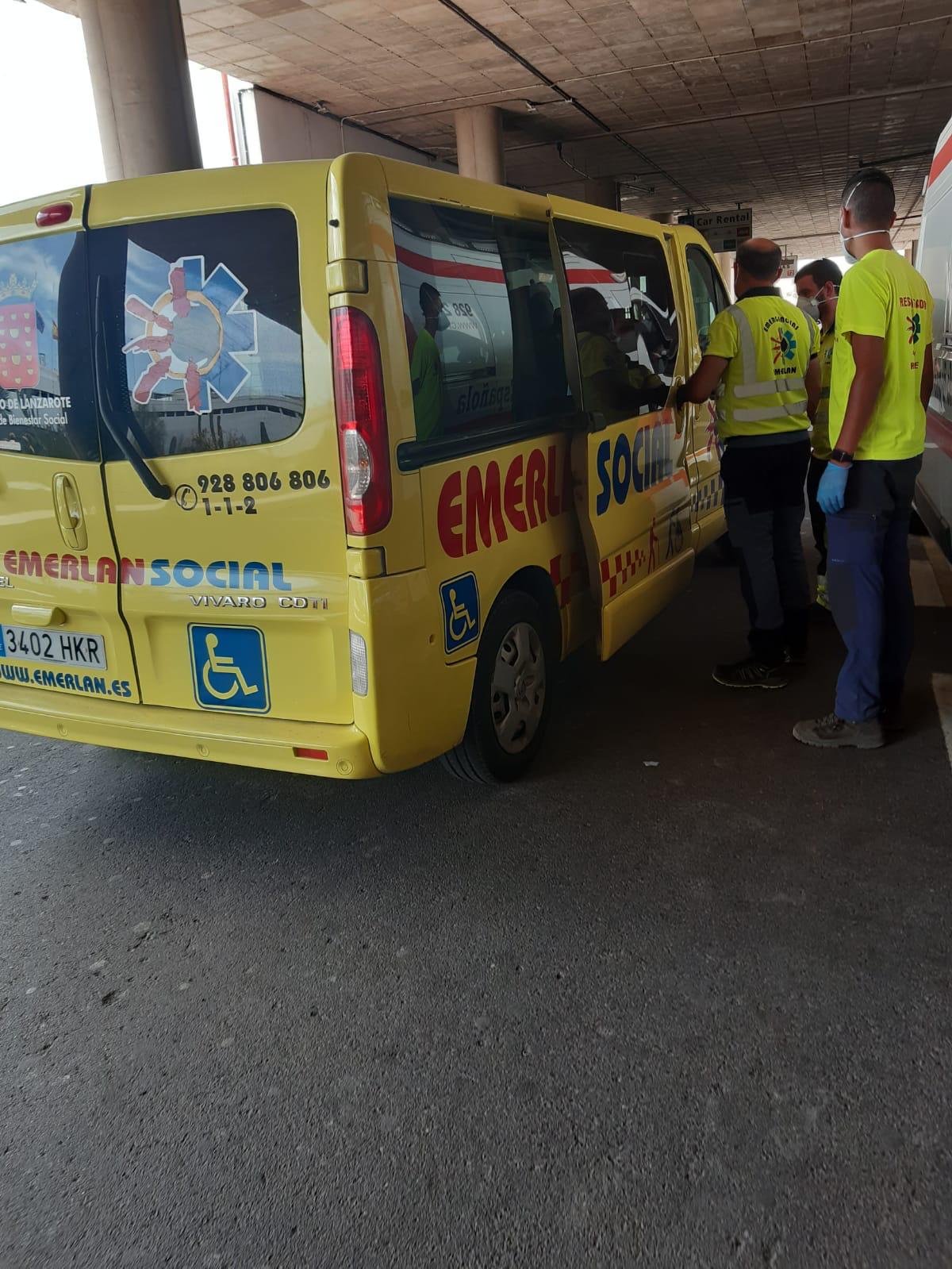 Efectivos de EMERLAN recogiendo a los pasajeros en cuarentena