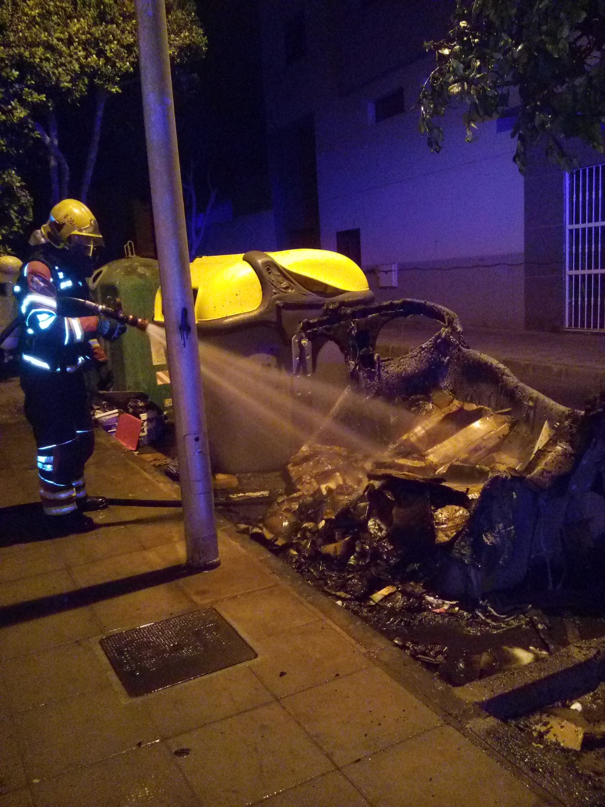 Contenedor quemado en Argana 2